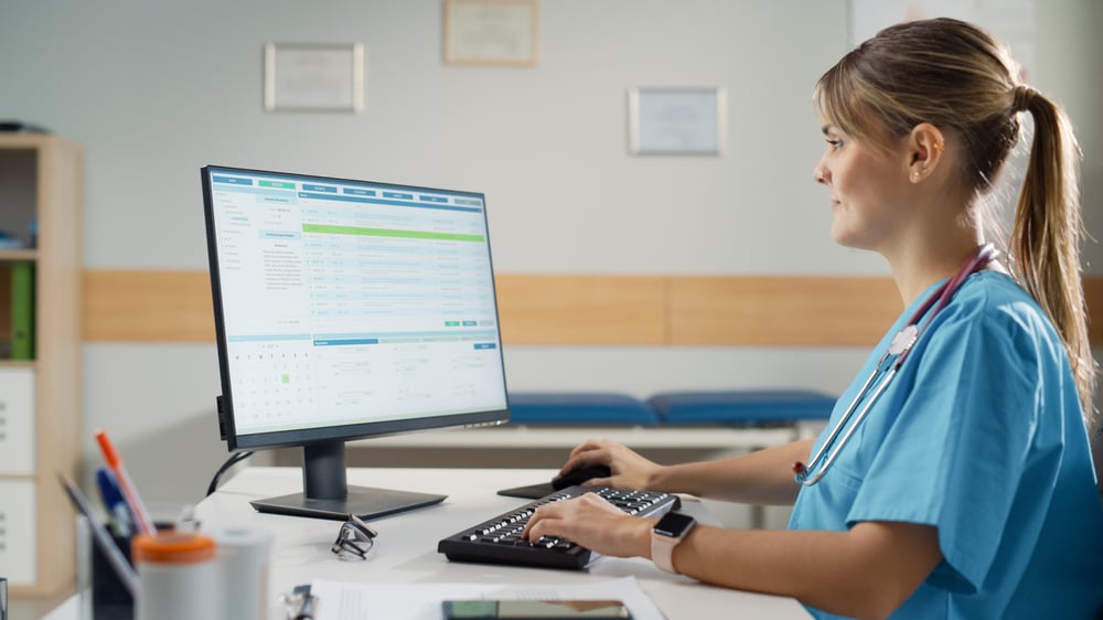 Medizinischer Gesundheitsfachmann Ausfüllen von Rezeptformularen, Überprüfen von Analyseergebnissen