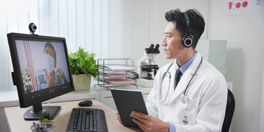 Arzt führt eine Telemedizin-Videosprechstunde mit einem Patienten durch und verdeutlicht moderne Gesundheitstrends.